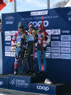 harvey-alex-equipe-canada-quebec-2019 De gauche à droite : Alex Harvey, médaillé d'argent, le Norvégien Johannes Hoesflot Klaebo, médaillé d'or, et le Russe Alexander Bolshunov, médaillé de bronze, ensemble sur le podium de la poursuite 15 km style libre à la Coupe du monde de ski de fond de Québec, le 24 mars 2019. Photo : Équipe Canad