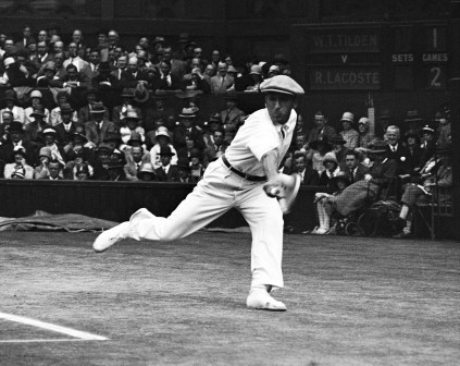 Wimbledon Ten Great Champions Le Français René Lacoste lors de la finale de Wimbledon en 1928. Lacoste a remporté deux Wimbledon dans sa carrière. En 1933, il fonde sa célèbre compagnie, Lacoste. (AP Photo, File)