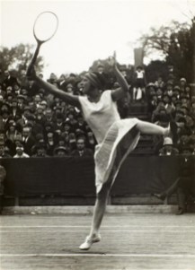 5a98d319-c979-4125-a049-3d8292119161_570 Suzanne Lenglen en action lors d'une séance photo. (Photo: TennisForum.com)