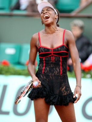 Venus Williams Venus Williams réagit après avoir battu l'Espagnole Aranxta Parra Santonjia au deuxième tour des Internationaux de France le 26 mai 2010. (AP Photo/Lionel Cironneau)