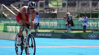 Un triathlète en action à vélo