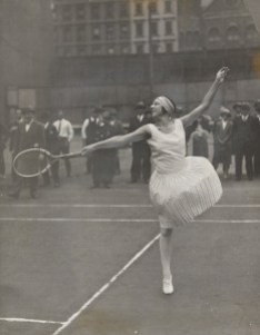 cri_000000236467 La diva française Suzanne Lenglen lors d'un entraînement public à New York dans les années 20. (Photo: MoMa)