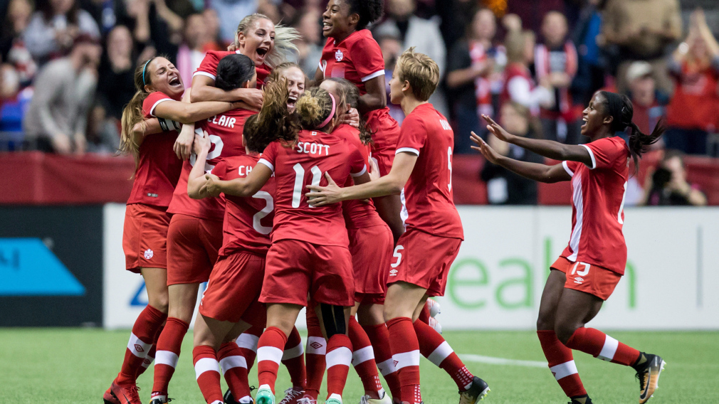 Des joueuses de soccer célèbrent un but sur le terrain