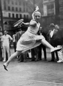 french_tenniswoman_suzanne_len Suzanne Lenglen a remporté deux titres à Paris (1925-1926) et l’un des principaux courts de Roland Garros porte son nom.