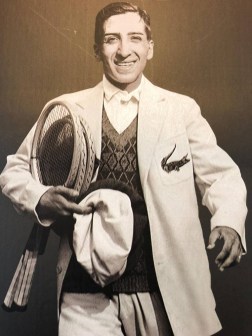 Rene Lacoste René Lacoste portant son désormais iconique veston brodé d'un crocodile. (Photo: Le Point.fr)