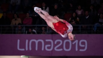 Une trampoliniste en plein vol