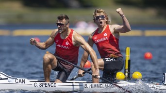 Craig Spence réagit après une course.