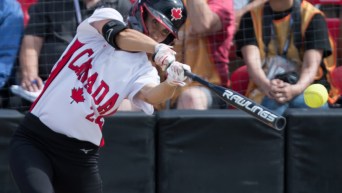 Une joueuse de softball frappe la balle