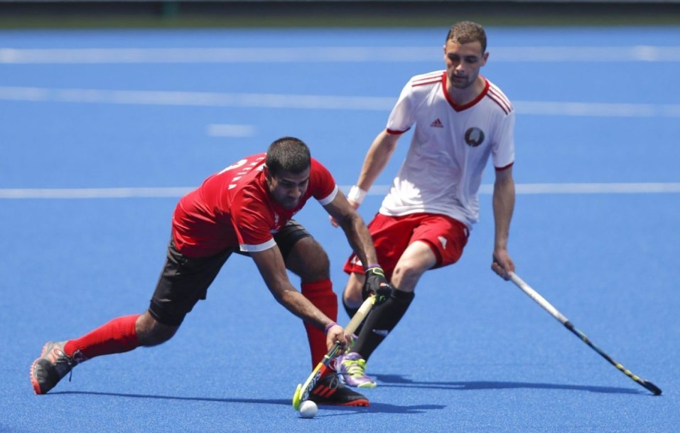 Des joueurs de hockey sur gazon en action