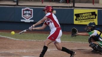 Une joueuse de softball frappe la balle