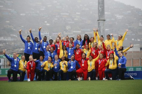 /rug/ Lima, Sunday July 28, 2019 Members of the Rugby 7 team of the USA, Canada and Colombia pose with their gold, silver and bronce medals respectively at the Complejo Deportivo Villa Maria del Triunfo at the Pan American Games Lima 2019. Copyright Cristiane Mattos Mandatory credits: Lima 2019 ** NO SALES ** NO ARCHIVES ** Les trois équipe médaillées du tournoi de rugby à sept féminin aux Jeux panaméricains de Lima 2019, au Pérou, le 28 juillet 2019. Photo David Jackson/COC