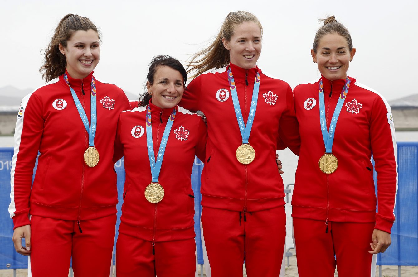 Ann Negulic, Adréanne Langlois, Alexa Kaien Irvin et Allana Bray-Lougheed avec leurs médailles d’or au K-4 500 M aux Jeux panaméricains de Lima 2019. Photo: Flávio Florido / Lima 2019