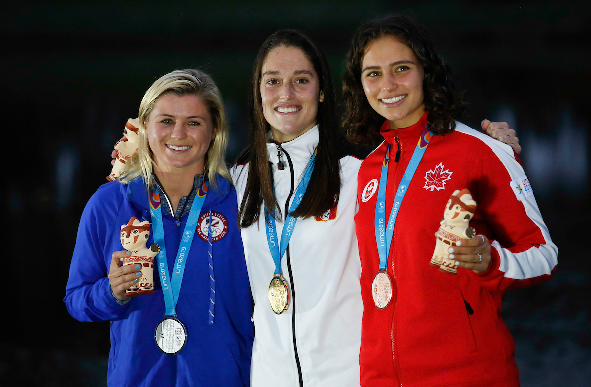 De gauche à droite : La médaillée d'argent Erika Lang, des États-Unis, la médaillée d'or Natalia Cuglievan, du Pérou, et Paige Rini avec sa médaille de bronze, après l'épreuve des figures en ski nautique aux Jeux panaméricains de Lima 2019, au Pérou, le 29 juillet 2019. Photo : Cristiane Mattos / Lima 2019