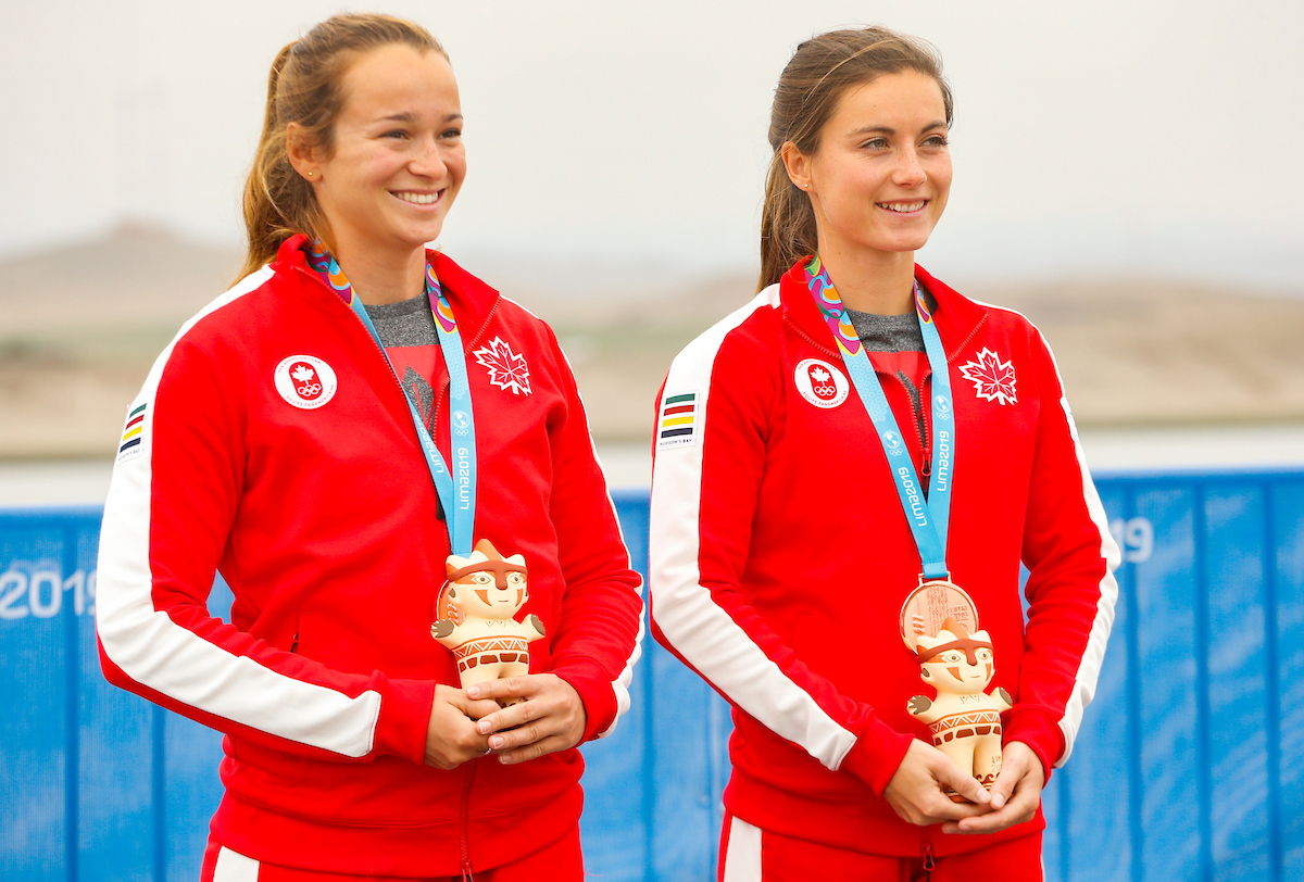 Anne Lavoie-Parent et Rowan Hardy-Kavanagh sur le podium après avoir remporté leur médaille de bronze au C2-500 m en canoë vitesse aux Jeux panaméricains de Lima, au Pérou, le 29 juillet 2019. Photo : Flavio Florido / Lima 2019