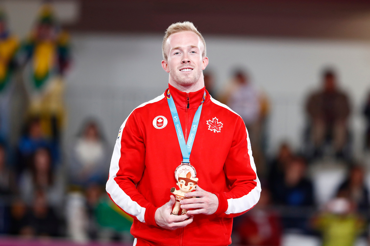 Cory Paterson avec sa médaille de bronze du concours multiple individuel aux Jeux panaméricains de Lima, au Pérou, le 29 juillet 2019. Photo : Claudio Cruz / Lima 2019