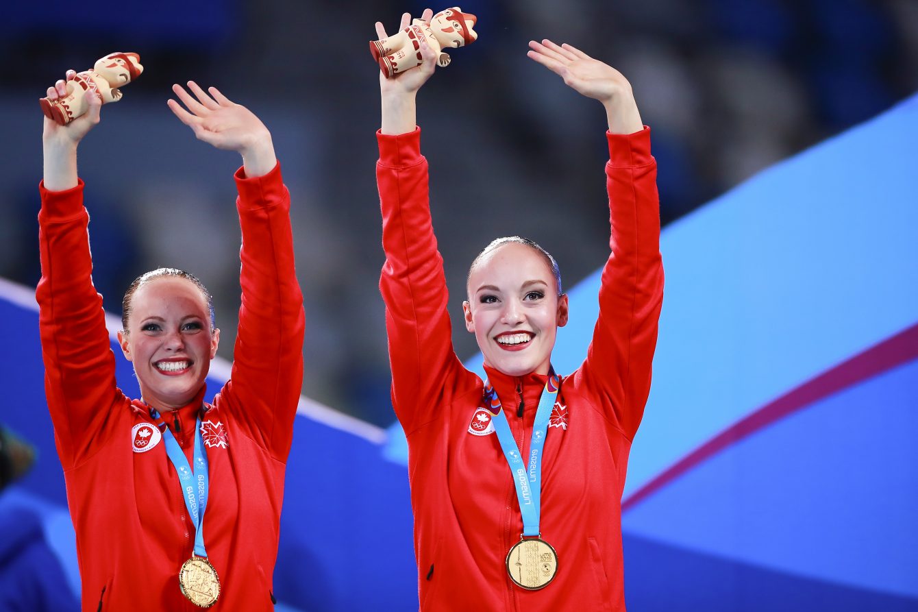 Jacqueline Simoneau et Claudia Holzner célèbrent après avoir remporté l'or à l'épreuve en duo en natation artistique aux Jeux panaméricains de Lima, au Pérou, le 31 juillet 2019. Photo : Hector Vivas / Lima 2019