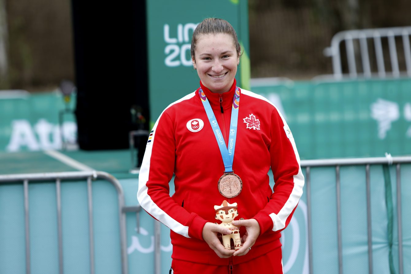 Laurie Jussaume pose avec sa médaille de bronze au contre-la-montre de Lima 2019