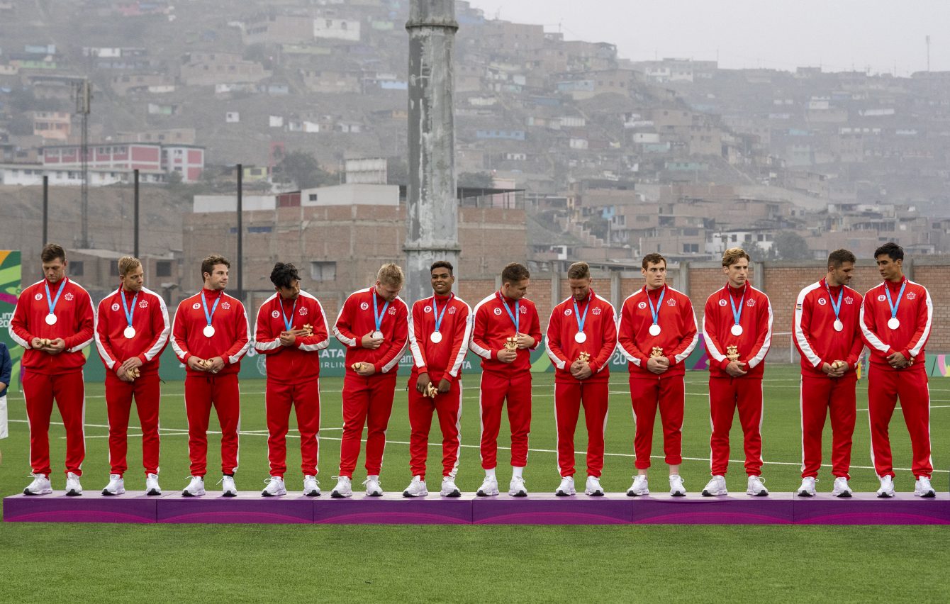 L'équipe canadienne de rugby masculin posent avec leurs médailles d'argent aux Jeux panaméricains de Lima 2019 le 28 juillet 2019. Photo de David Jackson / COC