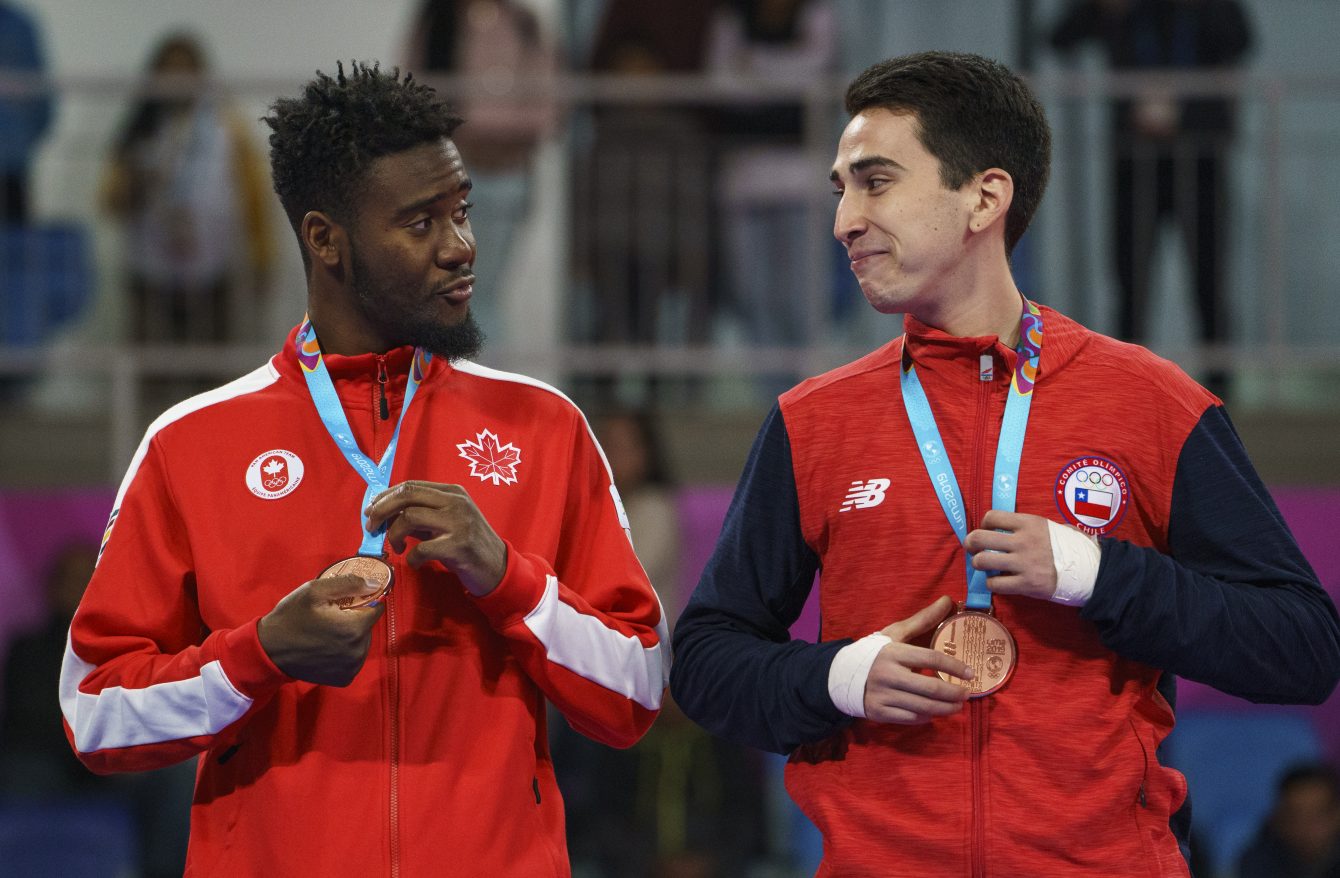 Hervan Nkogho, du Canada, à gauche, célèbrent sa médaille de bronze en taekwondo masculin 68 kg aux Jeux panaméricains de 2019 à Lima le 28 juillet 2019. Photo de Dave Holland / COC