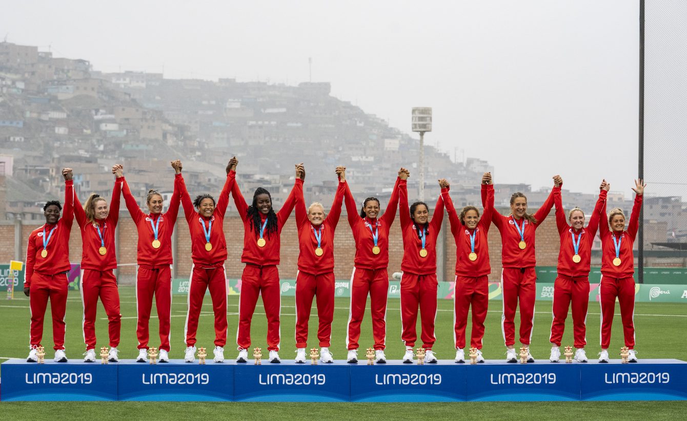 L'équipe canadienne de rugby féminin posent avec leurs médailles d'or aux Jeux panaméricains de Lima 2019 le 28 juillet 2019. Photo de David Jackson / COC