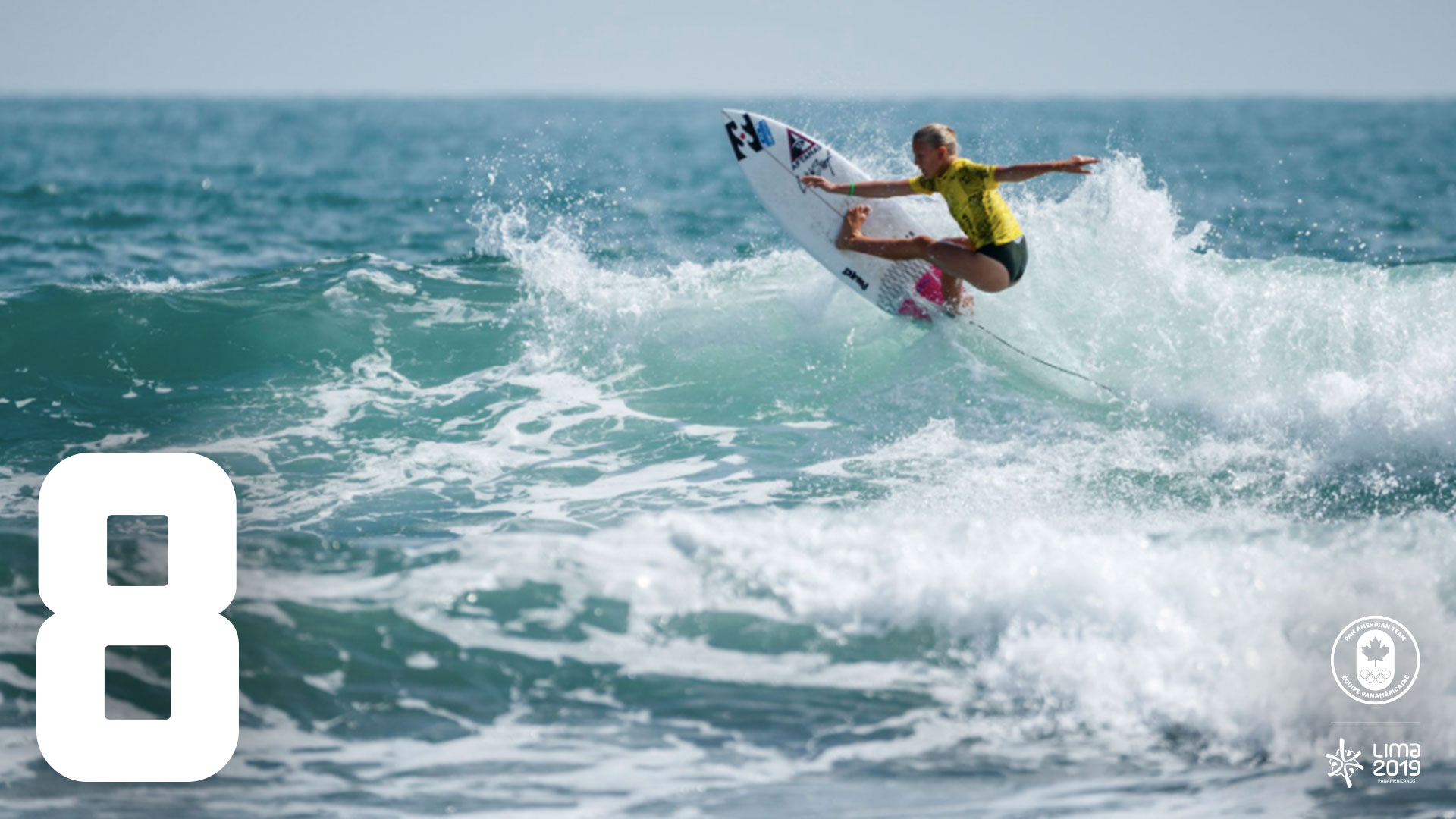 Une surfeuse sur une vague