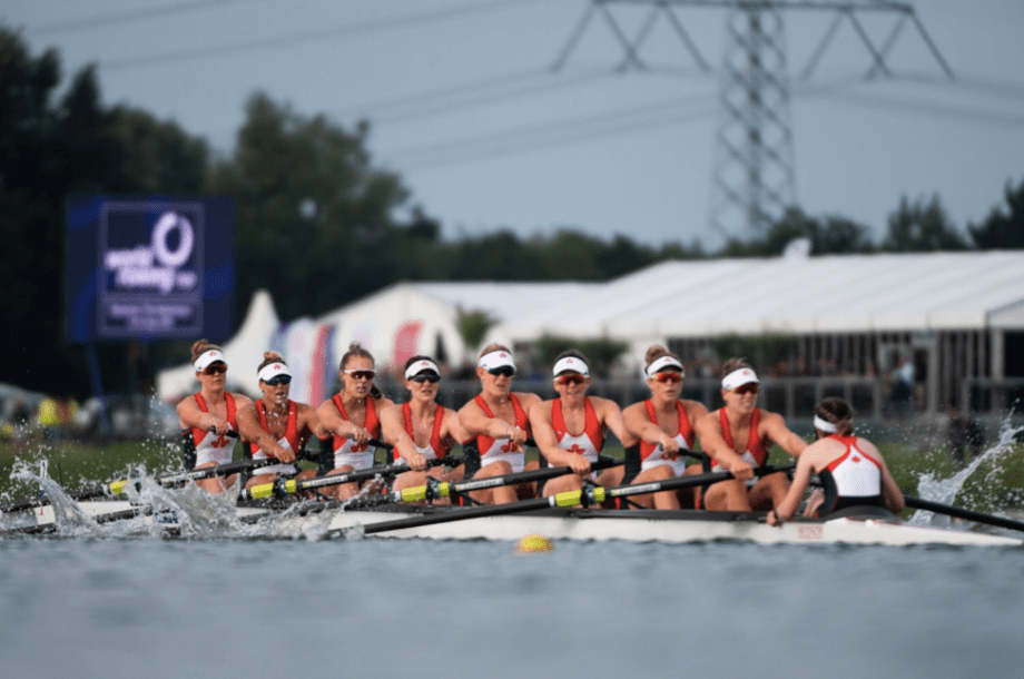 huit athlètes rament dans un bateau d'aviron