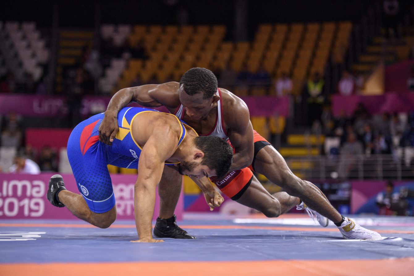 Deux athlètes s'affrontent au sol pendant un match de lutte