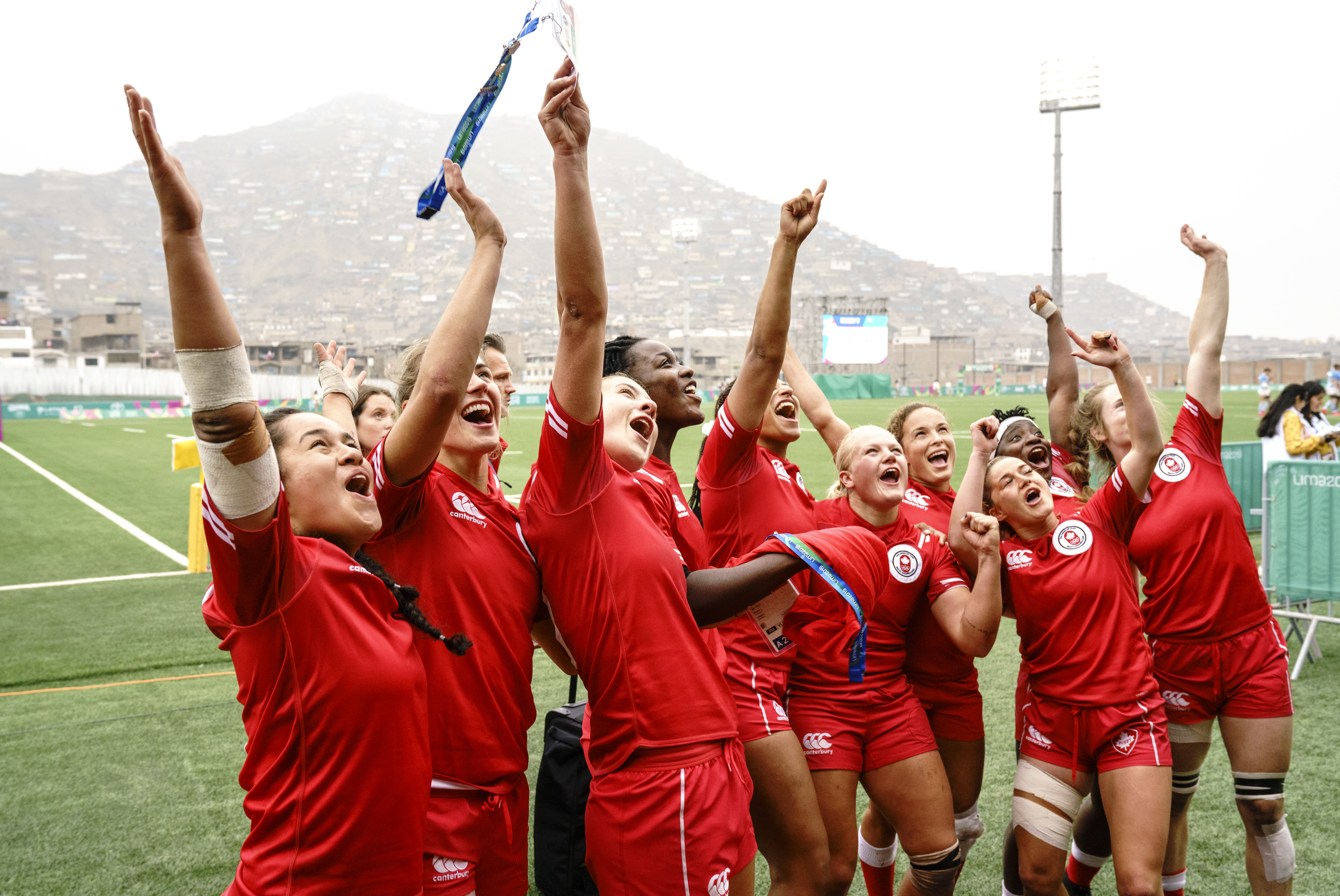 L'équipe canadienne de rugby à sept féminin célèbre après avoir remporté l'or aux Jeux panaméricains de Lima 2019, au Pérou, le 28 juillet 2019. Photo : David Jackson/COC