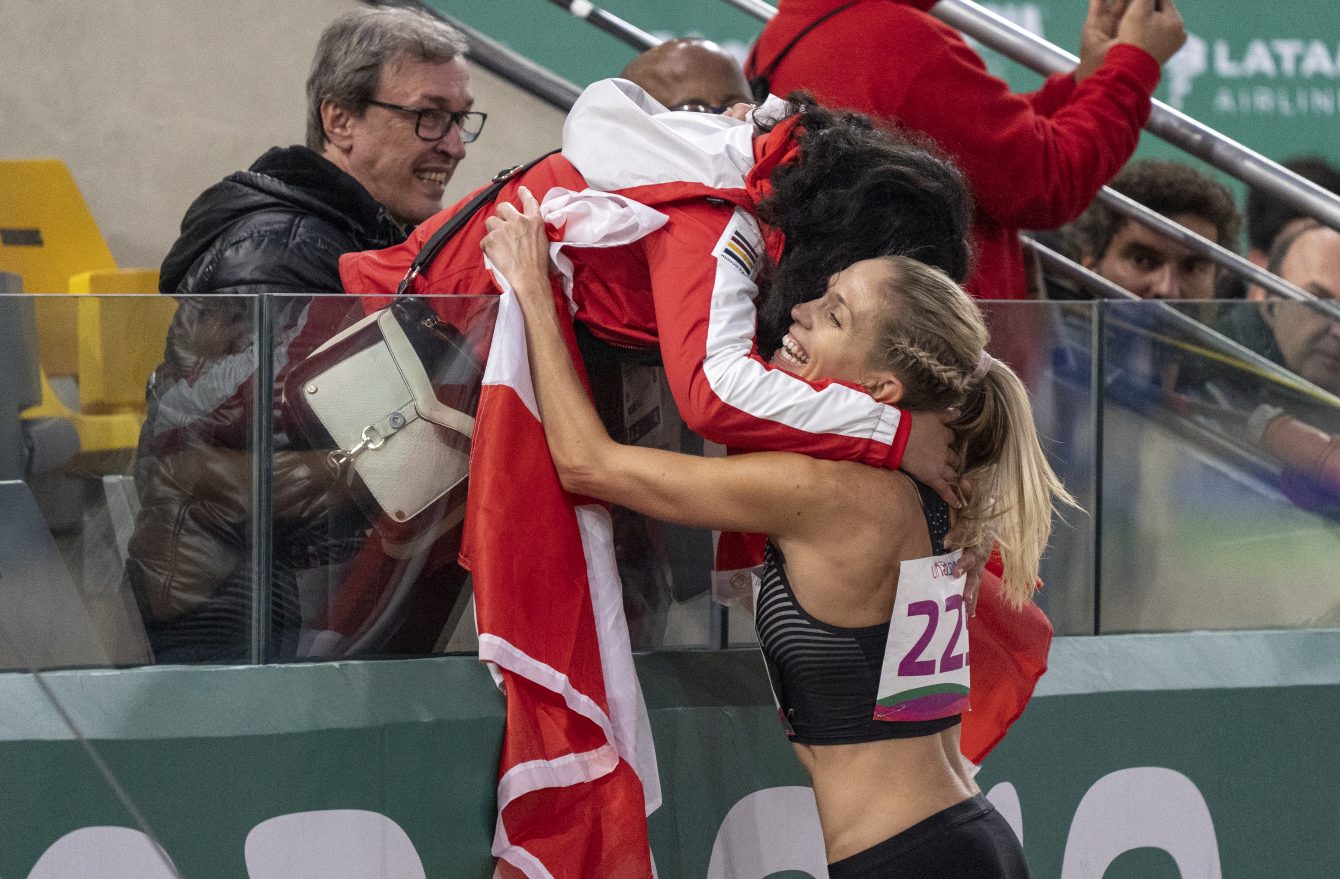 Natasha Wodak célèbre après avoir remporté l'or et enregistré un nouveau record panaméricain au 10 000 m, aux Jeux panaméricains de Lima, au Pérou, le 6 août 2019. Photo : David Jackson/COC
