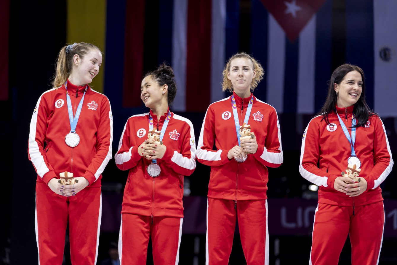 Alanna Goldie, Jessica Guo, Eleanor Harvey et Gabriella Page remportent l'argent au fleuret par équipes en escrime aux Jeux panaméricains de Lima, au Pérou, le 8 août 2019. Photo : David Jackson/COC