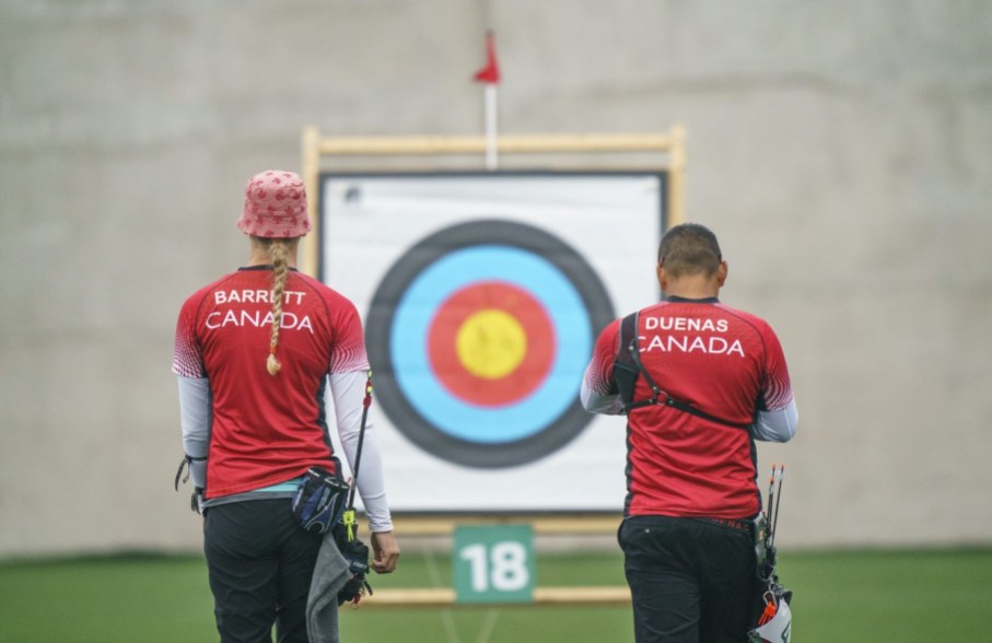 Stephanie Barrett et Crispin Duenas - tir à l'arc - Lima 2019 Deux athlètes de tir à l'arc se préparent à tirer sur une cible