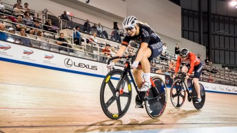 Kelsey Mitchell en action dans un vélodrome