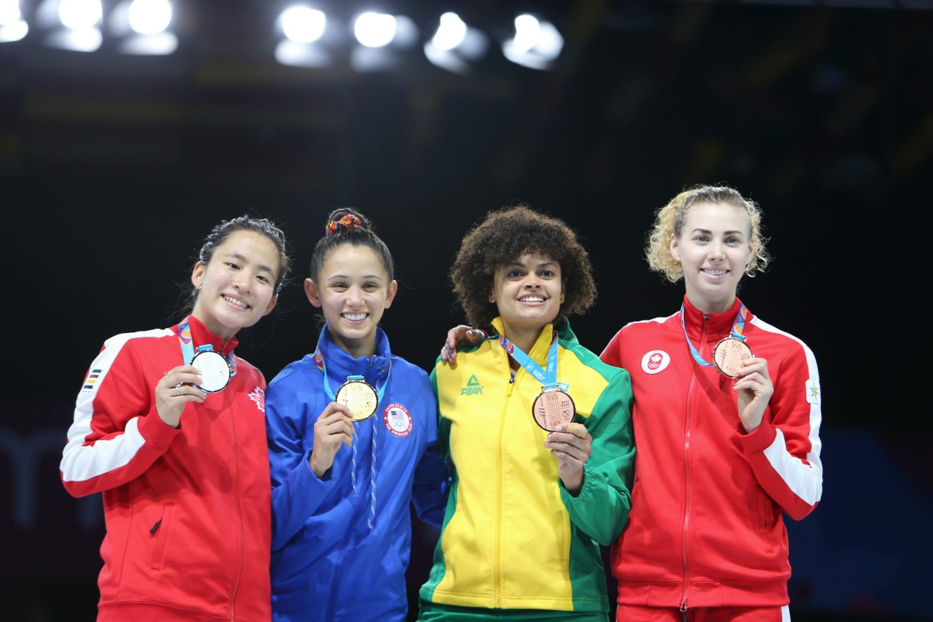 Jessica Guo et Eleonor Harvey posent avec leurs médailles d'escrime à Lima 2019