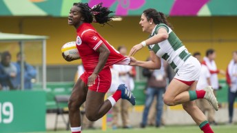 Pamphinette court avec le ballon en main pendant un match de rugby