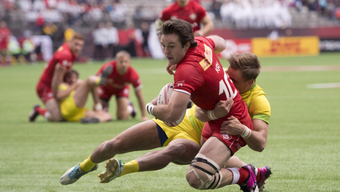 Deux joueurs de rugby s'affrontent