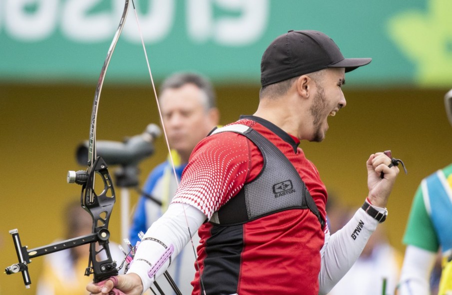 Équipe Canada Eric Peters Lima 2019 tir à l'arc Un archer célèbre après avoir complété un tir avec son arc