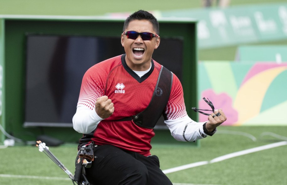 CJM_20190811_26 Un archer est heureux et ferme les poings.