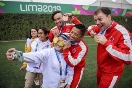 CJM_20190811_32 Eric Peters, Crispin Duenas et Brian Maxwell posent avec leurs médailles d'or et des bénévoles aux Jeux panaméricains de Lima, au Pérou, le 11 août 2019. Photo : Christopher Morris/COC