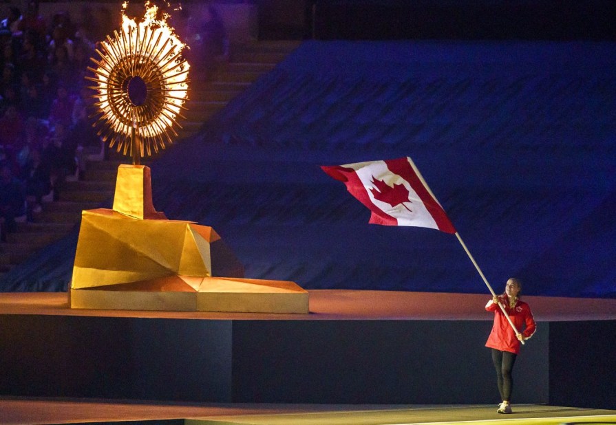 DAJ_20190811_39 Ellie Black porte le drapeau à la cérémonie de fermeture aux Jeux panaméricains de Lima, au Pérou, le 11 août 2019. Photo : Dave Holland/COC