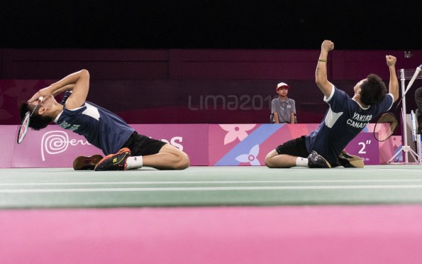 Équipe Canada Nyl Yakura Jason Ho-Shue badminton Lima 2019 Deux joueurs de badminton célèbrent leur victoire