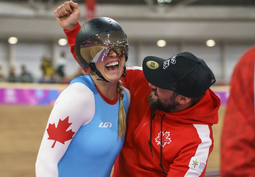 Kelsey Mitchell célèbre sa victoire au sprint féminin au vélodrome de Lima 2019