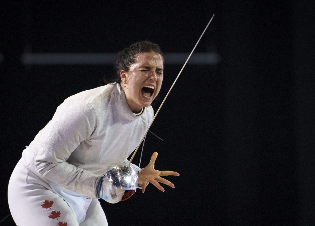 Gabriella Pagé célèbre après avoir défait Eileen Grench, du Panama, en quart-de-finale à l'épreuve du sabre, en escrime, aux Jeux panaméricains de Lima, au Pérou, le 6 août 2019. Photo : Dave Holland/COC