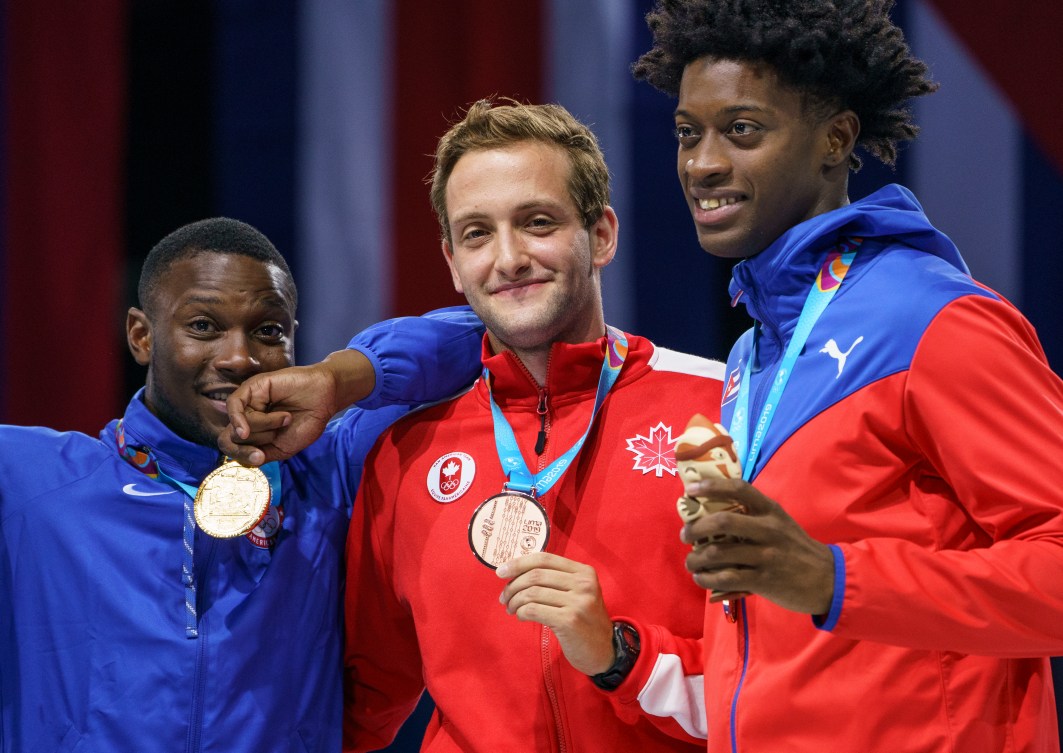 Shaul Gordon pose avec les médaillés du sabre masculin à Lima 2019