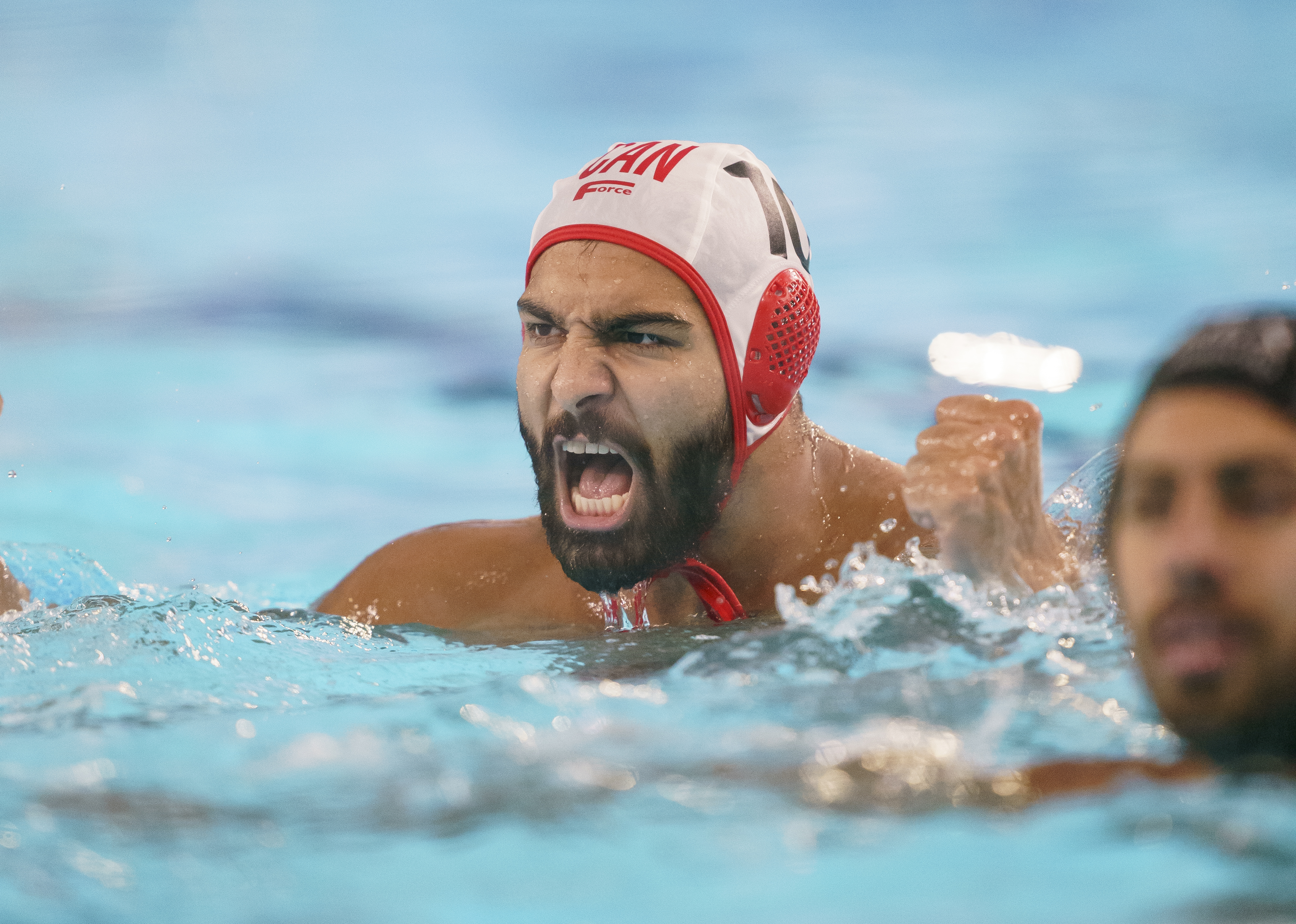 un joueur de water-polo célèbre un point dans la piscine