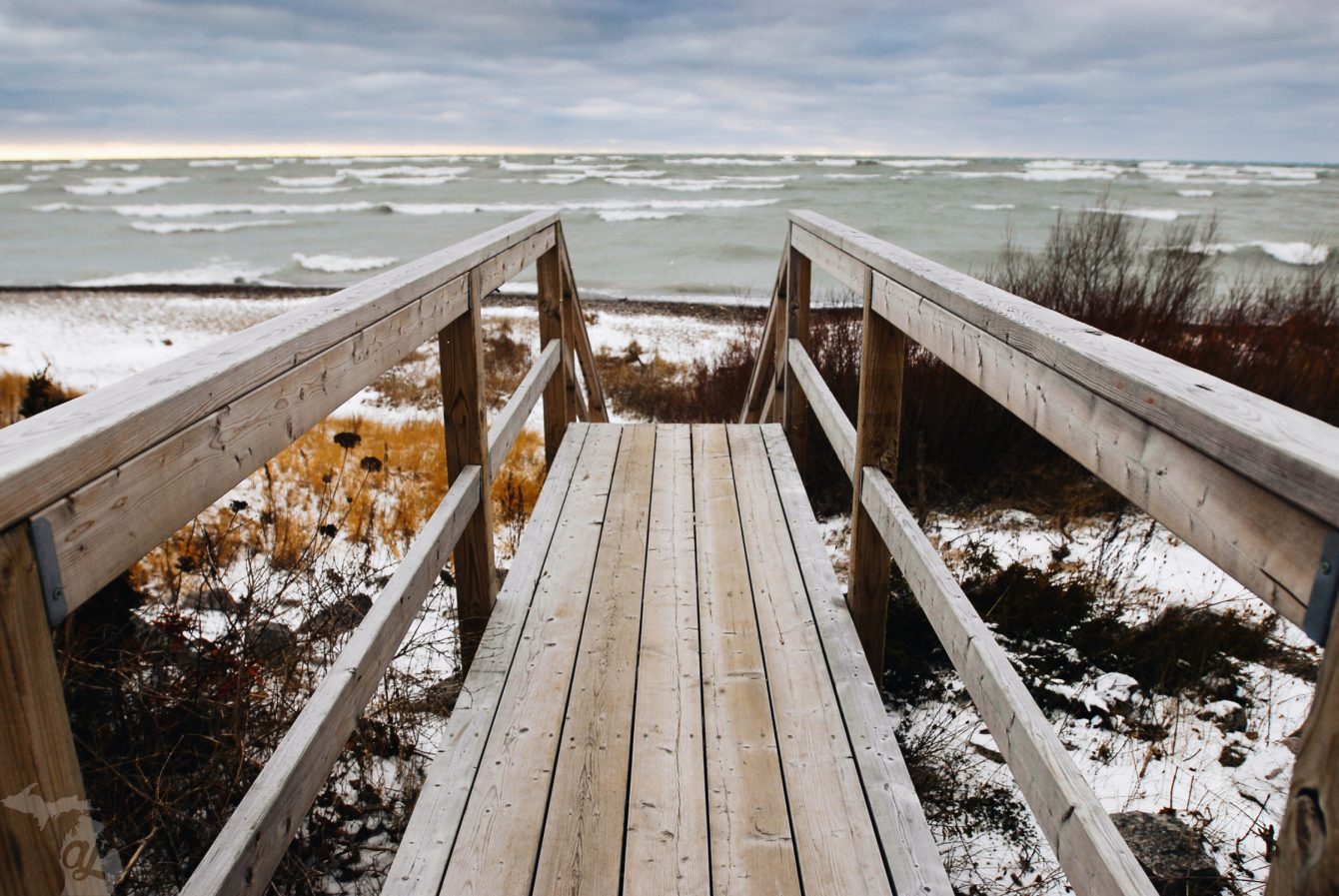 Quai à Kincardine, un endroit pour les surfeurs dans l'ouest de l'Ontario, sur le lac Huron. Photo : Andrew Jowett
