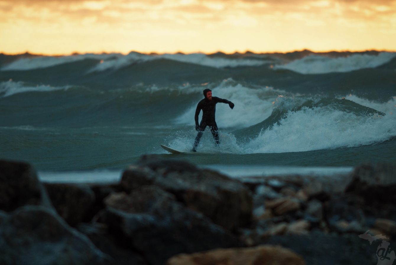 Un surfeur en action à Kincardine, sur le lac Huron. Photo : Andrew Jowett