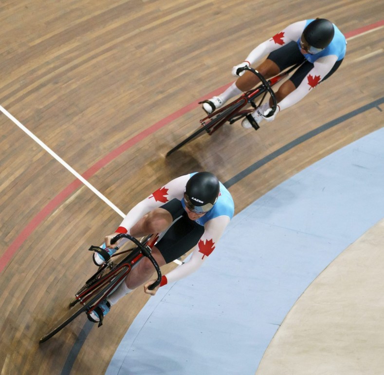team-canada-cycling-lima-2-e1564711505410 Kelsey Mitchell et Amelia Walsh pendant l'épreuve du sprint par équipes féminines à Lima 2019. Photo: COC/Dave Holland.
