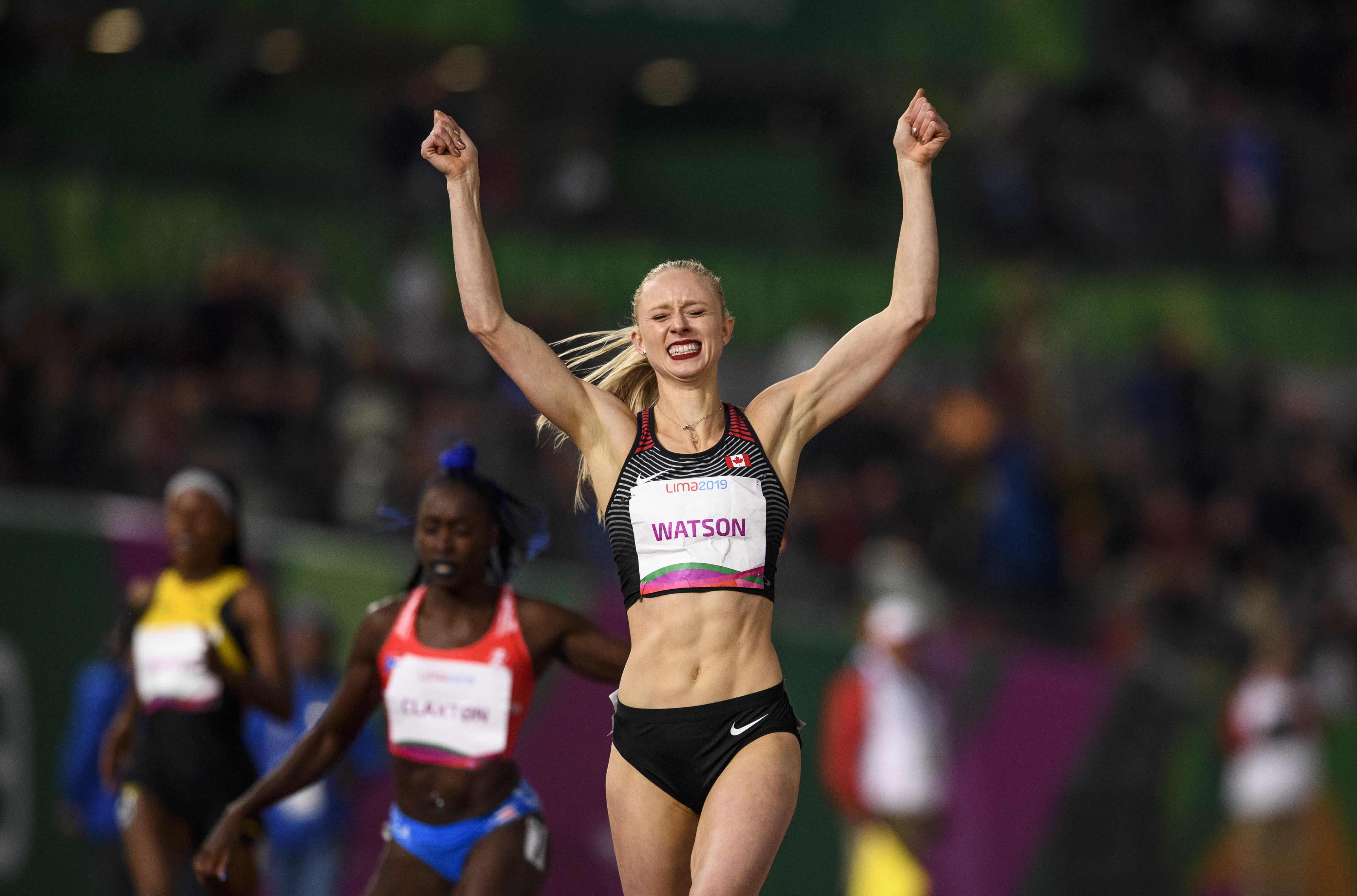Sage Watson célèbre sa victoire au 400 m haies à Lima 2019