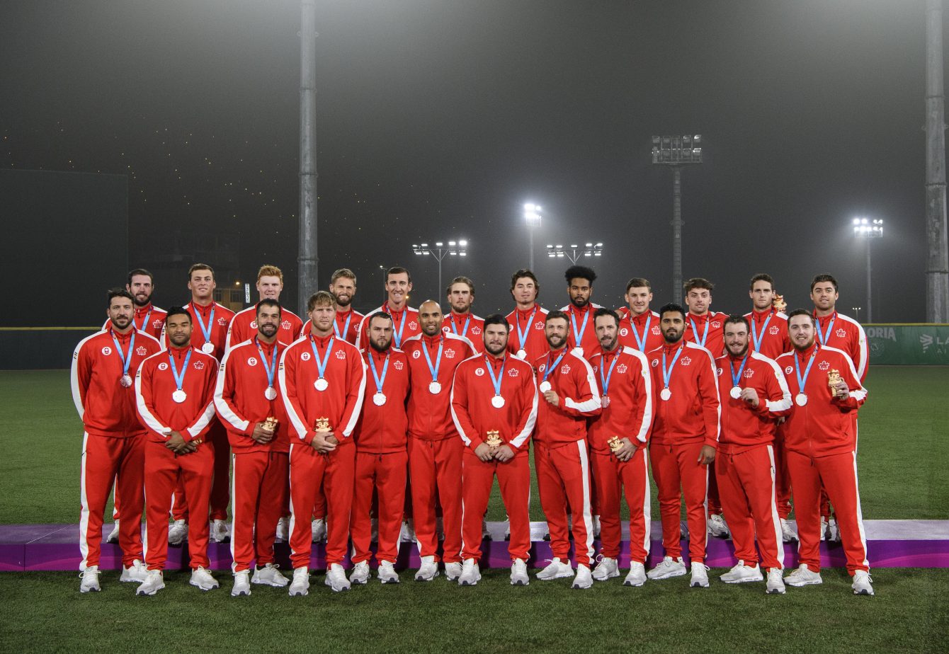 Équipe Canada prend la pose après avoir remporté l'argent au baseball aux Jeux panaméricains de Lima, au Pérou, le 4 août 2019. Photo : Vincent Ethier/COC