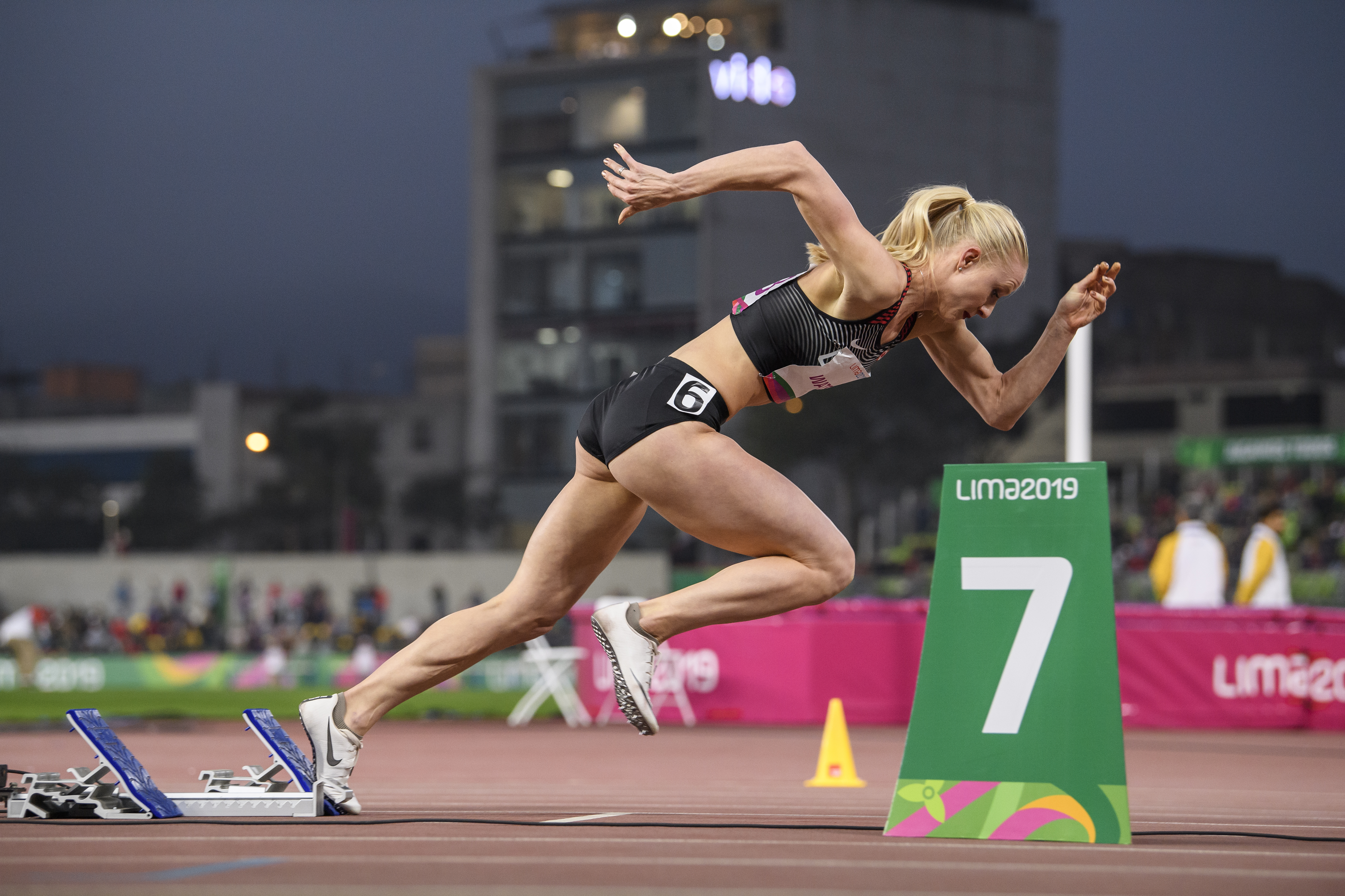 Sage Watson célèbre sa victoire au 400 m haies à Lima 2019